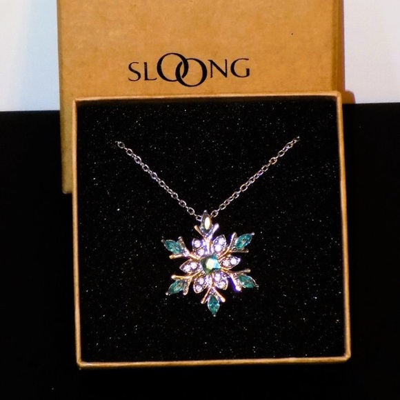 NWT Sloong Silvertone Blue& White Rhinestone Snowflake Necklace - Picture 2 of 2